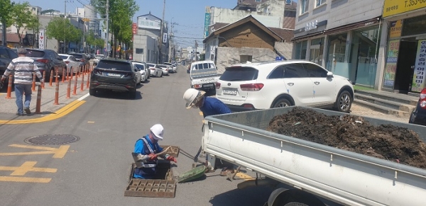 영광군은 국지성 집중호우로 인한 침수피해를 예방하기 위해 영광읍 시가지 내 빗물받이 준설 작업을 실시했다.(사진제공=영광군)