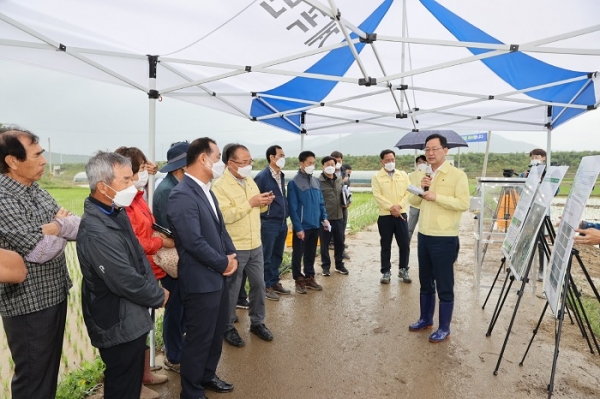 ▲해남군은 14일 계곡면 방춘리 일원에서 ‘저탄소 벼 논물관리 기술보급 시범사업’ 현장설명회를 가졌다.(사진제공=해남군)