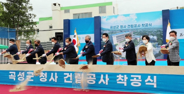 곡성군청 신청사 건립공사 착공식이 14일 오후 곡성군청 제2주차장에서 열린 가운데 김영록 전라남도지사, 유근기 곡성군수, 서동용 국회의원 등 주요 내빈들이 시삽을 하고 있다. (사진=이기장 기자)