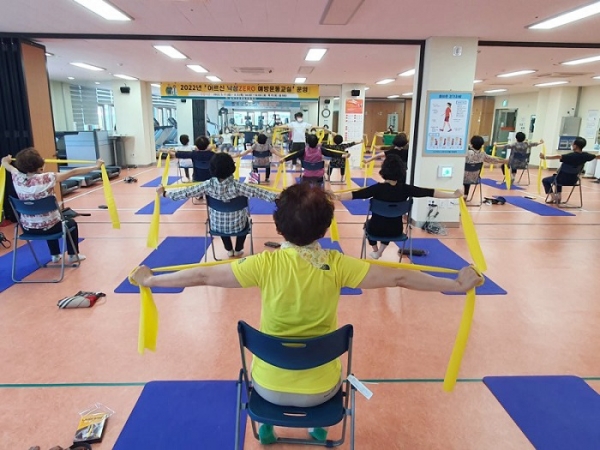 ▲어르신 낙상ZERO 운동교실 모습(사진제공=무안군)