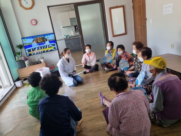 ▲방문간호사가 경로당을 방문해 폭염대비 건강관리 요령을 교육하고 있다.(사진제공=강진군)
