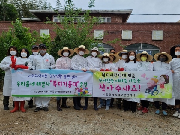 순천시 낙안면 마중물보장협의체와 우리동네 복지기동대는 지난 8일 이곡마을에 사는 100세 노인가구에 집청소, 방역 등 주거환경 개선사업을 실시했다.(사진제공=순천시)