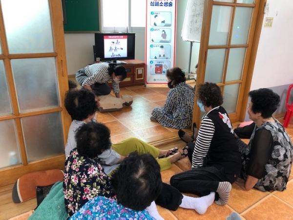 ▲지난 15일 응급의료 담당자가 마을회관에서 심폐소생술 교육을 하고 있다.(사진제공=강진군)