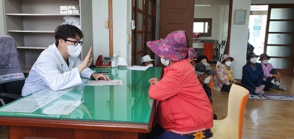 진도군은 도서지역 주민을 위한 방문접종 서비스을 운영하고 있다.(사진제공=진도군)