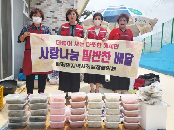 ▲무안군 해제면 지역사회보장협의체는 지난 16일 밑반찬 나눔 봉사활동을 펼쳤다.(사진제공=무안군)