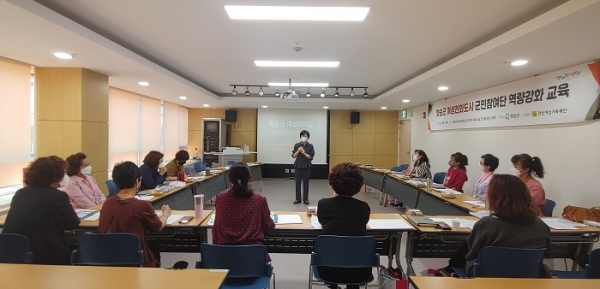 ▲안경주 전남여성가족재단 원장이 군민참여단 2기 대상자에게 성인지감수성·여성친화도시·여성리더십을 주제로 강의하는 모습.(사진제공=화순군)