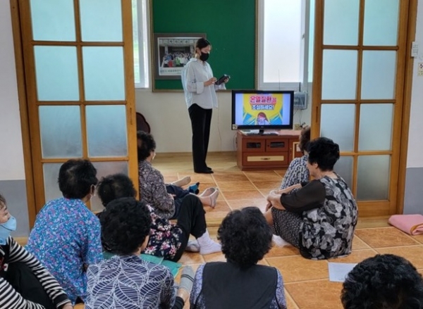 ▲강진군보건소가 지난 13일부터 관내 마을회관과 복지회관을 순회하며 여름철 온열질환 예방교육을 실시하고 있다.(사진제공=강진군)