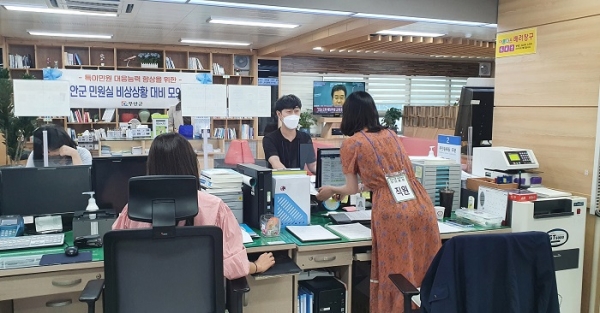 ▲무안군은 지난 17일 민원인 응대과정에서 발생할 수 있는 비상상황에 대비한 모의훈련을 실시했다.(사진제공=무안군)