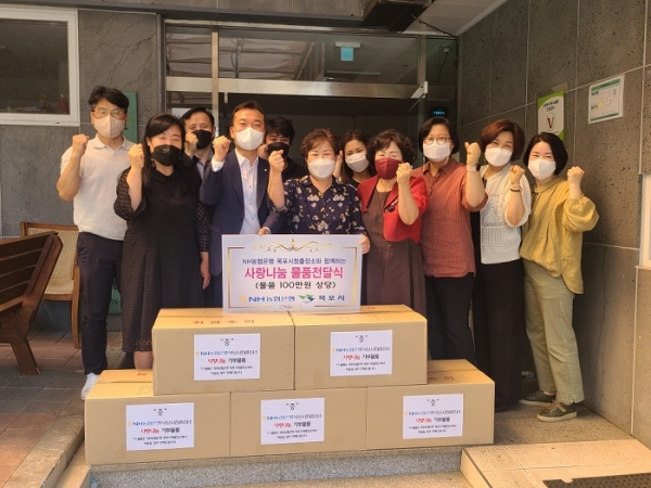 ▲NH농협은행 목포시청출장소가 지난 21일 아동양육시설 5개소에 기부물품(빵 100만원 상당)을 전달했다.(사진제공=목포시)