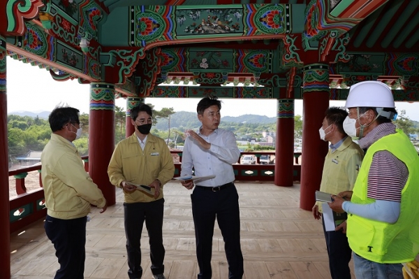 ▲김철우 보성군수는 지난 21일 담당 국과소장 및 읍·면장과 함께 우기철 재난 대비 재해위험지역과 사업장 현장 안전 점검을 실시했다.(사진제공=보성군)