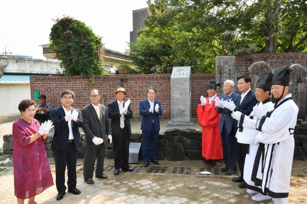 ▲민선 3기를 비롯, 민선 5기부터 7기에 이르기까지 16년 간 담양 군정을 이끈 최형식 군수의 공적비 제막식이 지난 20일 담양향교에서 열렸다.(사진제공=담양군)