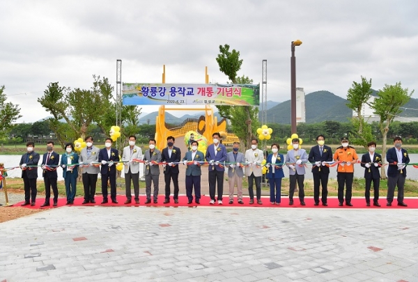 ▲장성군은 지난 23일 ‘황룡강 용작교(인도교)’ 개통 기념식을 열었다.(사진제공=장성군)