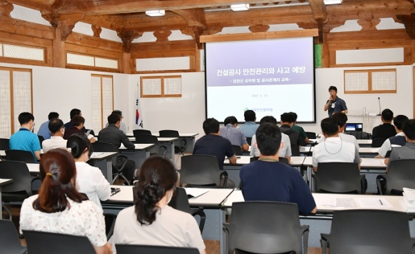 ▲담양군은 24일 건설공사 현장 관리자를 대상으로 안전사고 예방을 위한 교육을 실시했다.(사진제공=담양군)