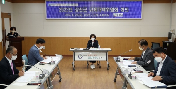 ▲지난 23일 군청 대회의실에서 2022년 강진군 규제개혁위원회가 개최됐다.(사진제공=강진군)