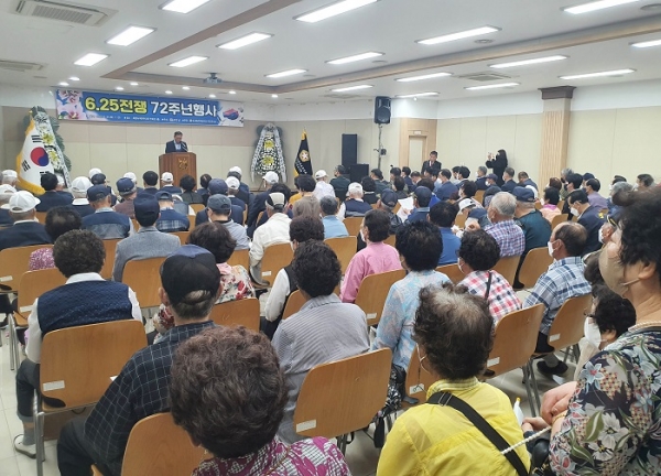 ▲무안군은 지난 25일 녹색한우타운에서 6.25전쟁 72주년 기념식을 개최했다.(사진제공=무안군)