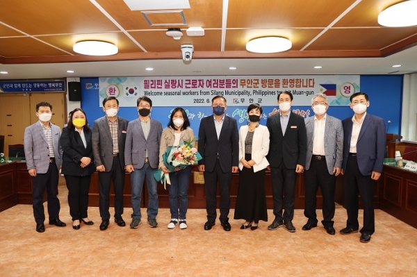 ▲무안군은 지난 23일 필리핀 근로자 23명이 인천공항을 통해 입국했다.(사진제공=무안군)