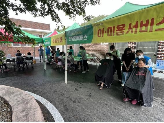 ▲장흥군 용산면 행정복지센터는 지난 29일 용산면 풍길마을에서 ‘찾아가는 전남행복버스’ 봉사 활동을 진행했다.(사진제공=장흥군)
