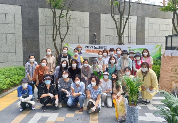▲무안군은 오는 7월 15일까지 10개 마을 287명의 신도시 주민을 대상으로 도시농업 프로그램을 운영 중이다.(사진제공=무안군)