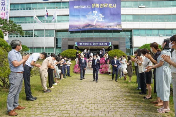 ▲김종식 목포시장은 임기 마지막날인 30일 목포시청에서 이임식을 갖고 시민, 공직자들과 작별 인사를 나눴다.(사진제공=목포시)