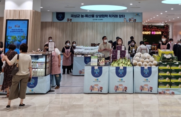 ▲곡성군이 광주신세계백화점 이벤트홀에서 운영한 ‘곡성군 농특산물 상생협력 직거래 장터’가 성황리에 마무리됐다.(사진제공=곡성군)