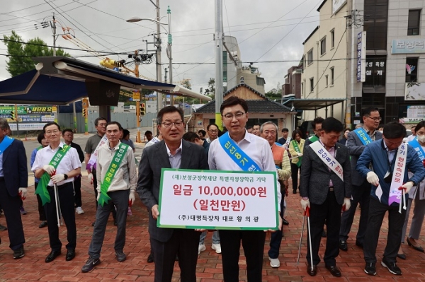▲㈜대명특장차 황의광 대표가 지역인재 육성을 위한 장학금 1천만 원을 기탁했다.(사진제공=보성군)