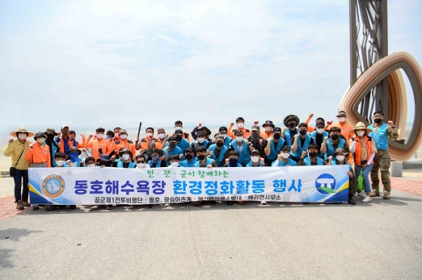 ▲공군 제1전투비행단은 5일 전라북도 고창군 미여도 사격장 인근에 위치한 동호해수욕장 개장을 맞아 환경정화활동을 실시했다.(사진=하사 장석원)