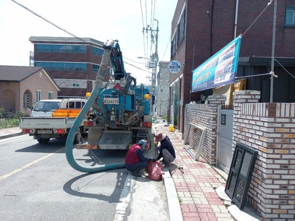 ▲우수관로 퇴적토 준설(사진제공=해남군)
