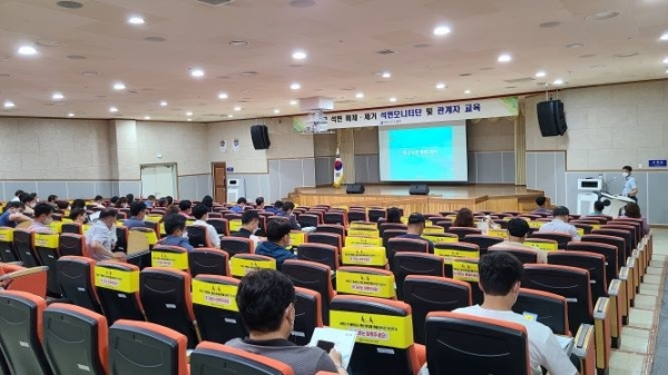 ▲전라남도교육청은 6일 2022년 여름방학 중 석면 해체·제거 공사가 예정된 29개 교 관계자 및 석면 모니터단 대상으로 안전교육을 실시했다.(사진제공=전라남도교육청)