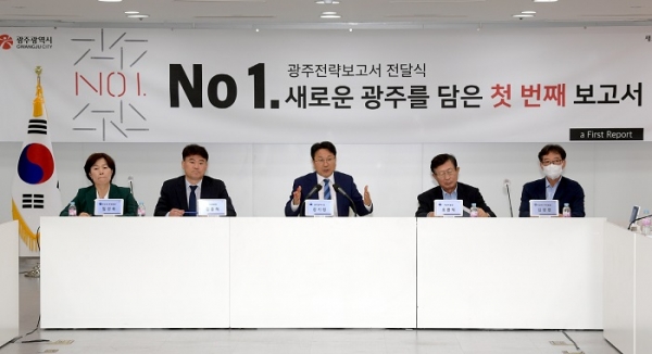 ▲강기정 광주광역시장이 7일 오후 시청 3층 중회의실에서 열린 민선8기 광주광역시장직 인수위원회 최종 활동보고회에 참석해 최종 활동보고를 받은 후 취재기자단의 질문에 답하고 있다.(사진제공=광주광역시)