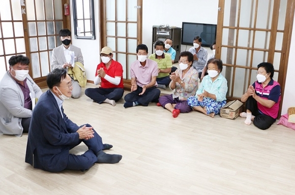 ▲윤병태 나주시장이 지난 7일 동강 옥동경로당 무더위쉼터를 방문 어르신들의 안부을 살피고 있다.(사진제공=나주시)
