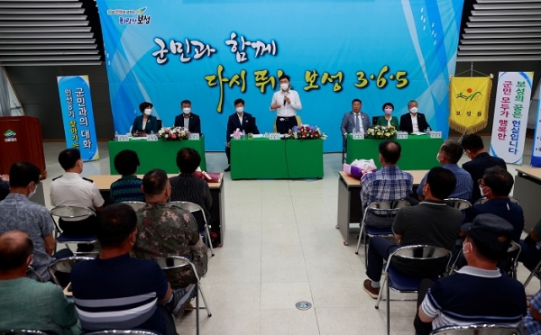 ▲김철우 보성군수가 11일 보성읍행정복지센터에서 군민과의 대화를 진행하고 있다.(사진제공=보성군)