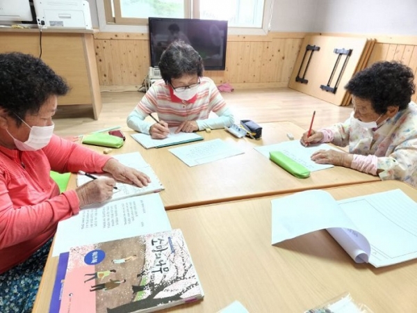 ▲담양군이 찾아가는 ‘글 짓는 행복문해교실’의 학습자를 모집한다.(사진제공=담양군)