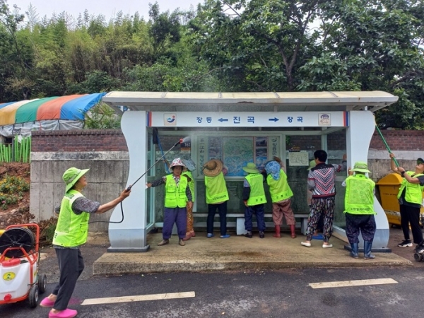 ▲장흥군 장동면이 물축제를 앞두고 버스승강장 대청소에 나섰다.(사진제공=장흥군)