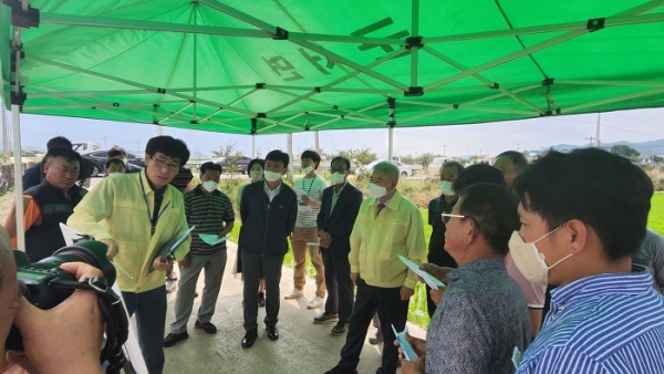 ▲강종만 영광군수는 최근 장마철 호우로 인한 자연재난에 대비해 홍수관리지역 및 재해위험지구 정비공사 예정지를 방문했다.(사진제공=영광군)