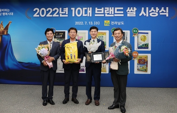 ▲무안군은 전라남도가 선정하는 2022년 전남 10대 고품질 브랜드 쌀 시상식이 13일 농협하나로클럽 서울양재점 소재 농협유통 강당에서 열렸다.(사진제공=무안군)