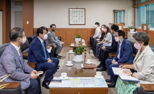 ▲이정선 광주광역시 교육감이 취임 직후 100일 동안 광주지역 고교 68개 전체 학교를 방문, 교육현장의 생생한 목소리를 듣는다.(사진제공=광주광역교육청)