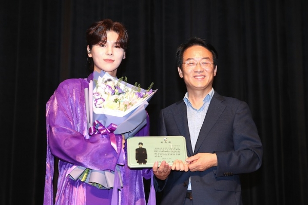 ▲지난 14일 국악인 김준수가 강진군 명예홍보대사로 위촉됐다.(사진제공=강진군)