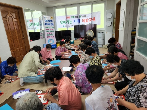 ▲영광군은 관내 5개 읍․면 168개 경로당을 대상으로 찾아가는 치매 조기검진 사업을 실시한다.(사진제공=영광군)