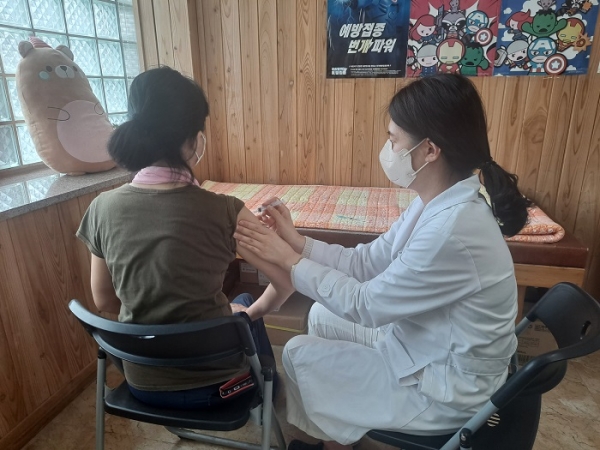 ▲4차 접종 장면(사진제공=강진군)