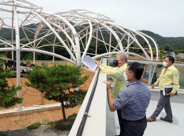 ▲강종만 영광군수가 영광 실내승마장 조성 현장을 방문하여 점검하고 있다(사진제공=영광군)