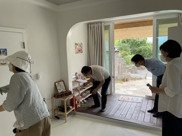 ▲지난 7월 4일 곡성군이 농식품부, 농어촌공사, 전남도와 함께 농어촌민박 및 농촌체험휴양마을 합동 점검을 하고 있는 모습(사진제공=곡성군)