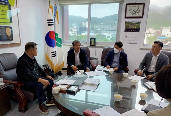 ▲김순호 구례군수가 지난 18일 경남 산청군 이승화 군수 만나 지리산 케이블카 설치를 위해 힘을 모으기로 했다.(사진제공=구례군)