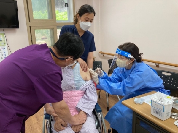 ▲담양군은 코로나19 4차 접종을 기존 60세 이상에서 50세 이상 및 18세 이상 기저질환자 등으로 확대해 실시한다.(사진제공=담양군)