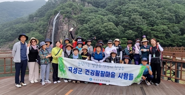 ▲곡성군은 건강팔팔마을 동우회 건강지도자 대상으로 담양군 추월산 용마루길 걷기 체험 행사를 가졌다.(사진제공=곡성군)