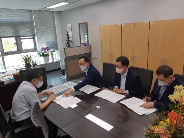 ▲명현관 해남군수가 20일 기획재정부 방문 농식품기후변화대응센터 등 사업 조속 추진 및 국비지원 건의했다.(사진제공=해남군)