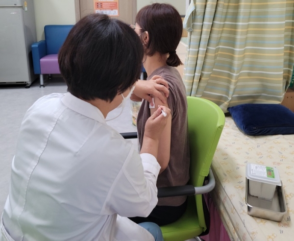 ▲보성군은 코로나19 BA.5 변이 바이러스 확산에 대비하여 18세 이상 기저질환자와 50대를 대상으로 4차 예방접종을 시작했다.(사진제공=보성군)
