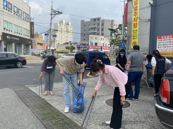 ▲군민대청소의 날 해남군청 직원들이 줍깅으로 깨끗한 거리 만들기에 참여하고 있다.(사진=해남군)