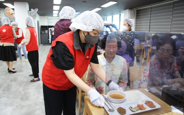 ▲(주)광주신세계 사랑의봉사단은 지난 22일 서구노인복지관을 찾아 '사랑 나눔 배식봉사활동'을 펼쳤다.(사진제공=광주신세계)