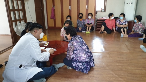 ▲마을경로당에서 온열질환 예방을 위해 어르신들 건강상담을 하고 있다.(사진제공=강진군)