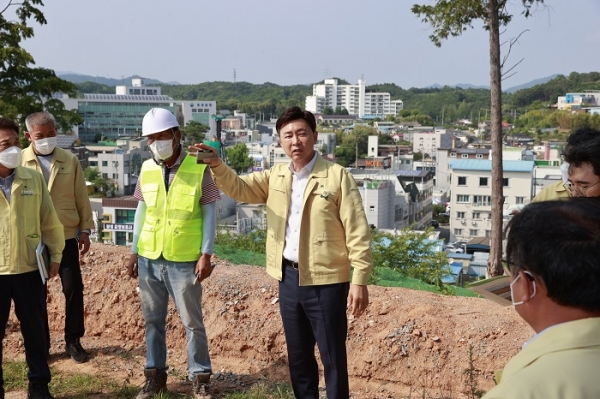 ▲김철우 보성군수는 주요 현장에 직접 나가 시설 및 종사자 안전관리를 확인했다.(사진제공=보성군)